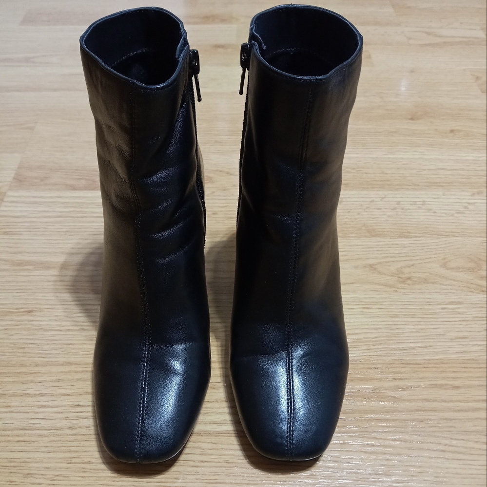 Nine West black leather ankle boots with silver block heels. Size 7. GUC.